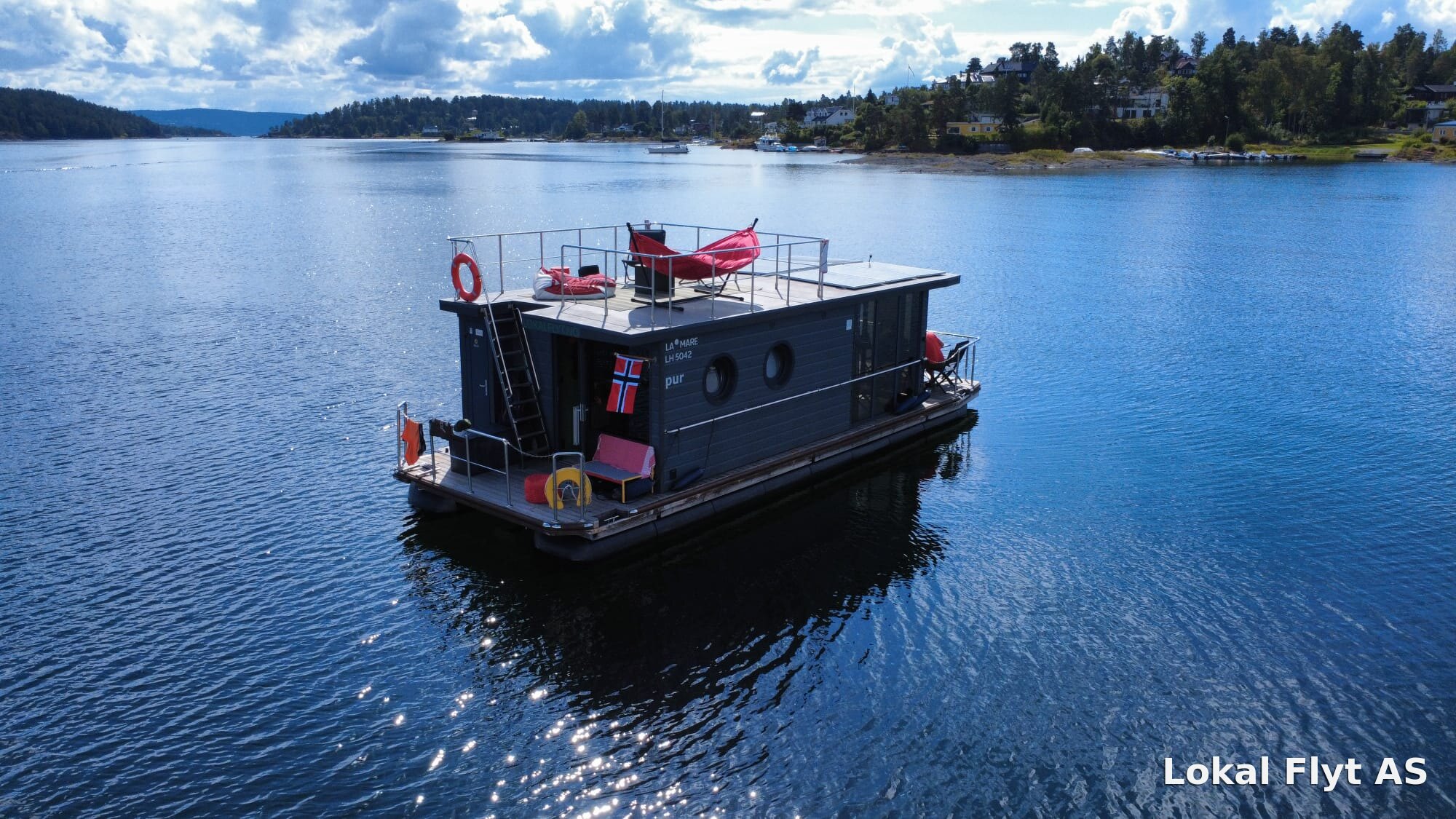 Electric houseboat Pur on the Oslo Fjord